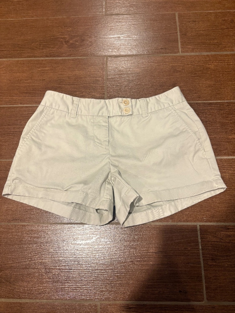 vineyard vines womens khaki shorts size 2